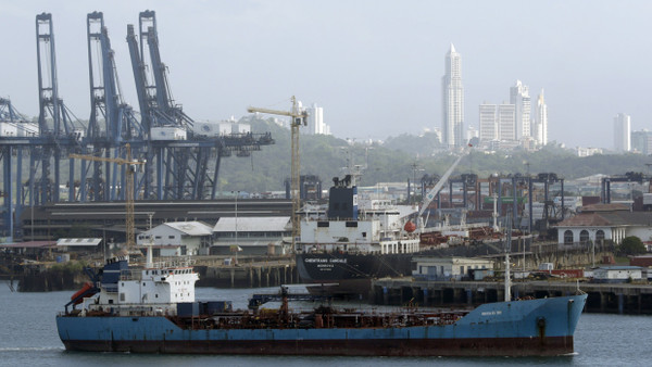 Ein Frachtschiff beendet seinen Transit durch den Panamakanal auf der Pazifikseite.