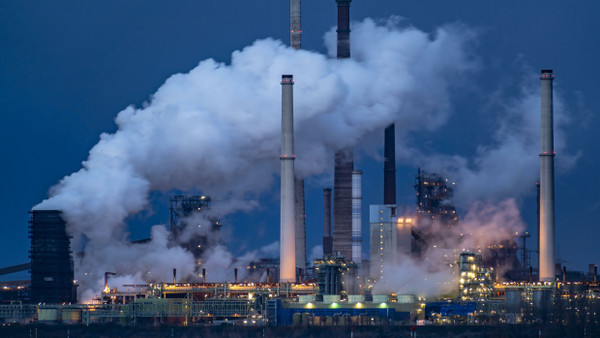 Stahlwerk und Kokerei in Duisburg. Die Stahlproduktion verursacht einen Großteil der Kohlendioxidemissionen.