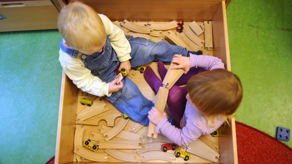 Sind Eisenbahnen nur etwas für Jungs? Die Frankfurter Forscher meinen, zu viel vorgefertigtes Spielzeug verstärke Rollenklischees.