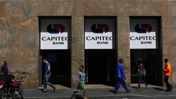 Bankfiliale im Schatten: In Südafrika setzen digitale Banken die klassischen Institute wie Capitec immer stärker unter Druck.