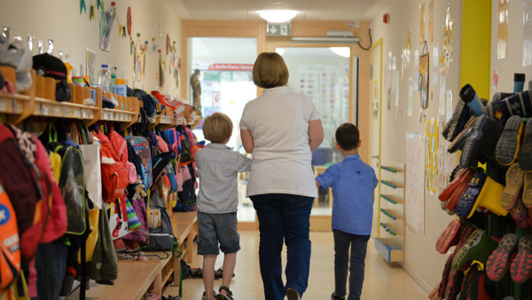 Eine Erzieherin mit Kindern im St. Michaelis Kindergarten in Leinfeld-Echterdingen (Baden-Württemberg)