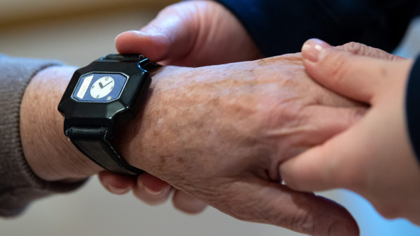 Eine Smartwatch zeichnet Bewegungen auf, Künstliche Intelligenz sieht in den Mustern mögliche Indizien für eine frühe Parkinson-Erkrankung. (Symbolbild)