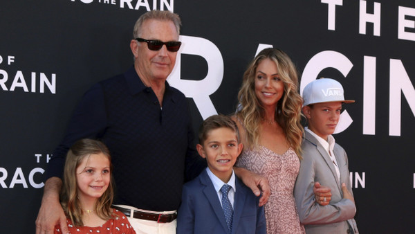 Die Familie Costner 2019 zur Premiere des Films „Enzo und die wundersame Welt der Menschen“. Auch Hayes Costner, neben seinem Vater, wird jetzt zum Schauspieler.