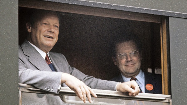Kanzler und Spion: Willy Brandt und Günter Guillaume, 1972 auf Wahlkampfreise in Bamberg