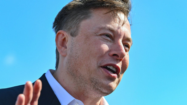 Tesla-Chef Elon Musk steht vergangenen September auf der Baustelle der Tesla Gigafactory in Brandenburg.