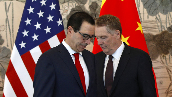 Betretene Mienen bei den amerikanischen Verhandlungsführern Steven Mnuchin und Robert Lighthizer am 1. Mai in Peking