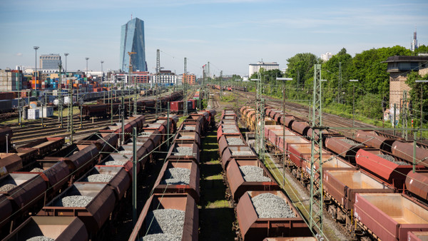 Soll künftig umfahren werden: Mit dem Ausbau der Verbindungskurve Mainaschaff will die Deutsche Bahn den Knotenpunkt Frankfurt entlasten.