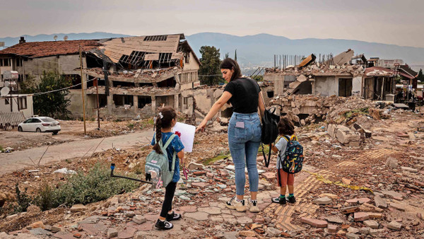 So wie hier in Antakya sieht es ein Jahr nach dem Erdbeben weiterhin in Teilen des türkischen Erdbebengebiets aus.