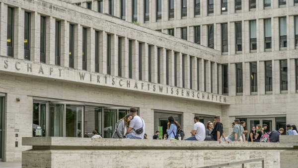 Blick auf das Gebäude der Wirtschaftswissenschaften an der Uni Frankfurt
