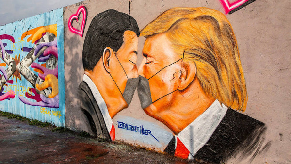 Ein Bild von Chinas Präsident Xi Jinping und Amerikas Präsident Donald Trump im Mauerpark in Berlin