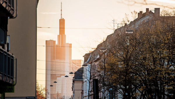 Alte Bank mit neuen Plänen: Frankfurter Commerzbank-Tower im Licht der Abendsonne