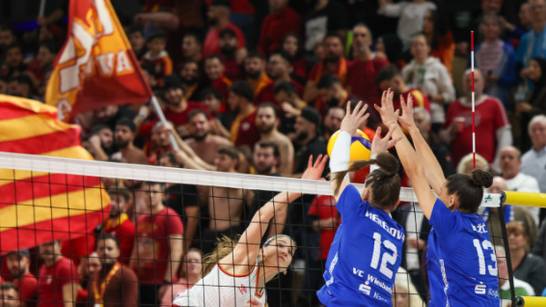 Abgeblockt: die VCW-Spielerinnen Nina Herelová und Milana Bozic wehren einen Angriff aus Istanbul ab.