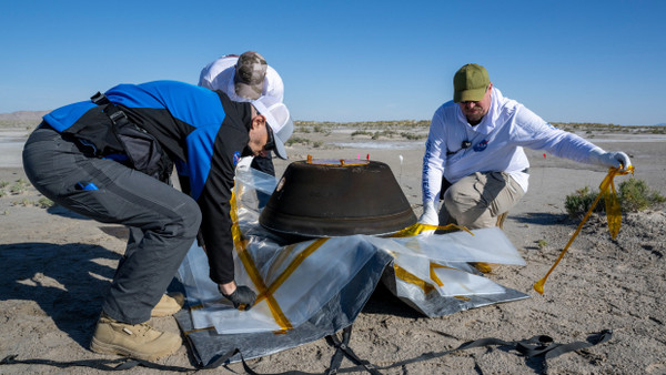 Die von Osiris-Rex abgeworfenen Kapsel mit dem Probenbehälter wird am 24 September 2023 in Utah von NASA-Wissenschaftlern geborgen.