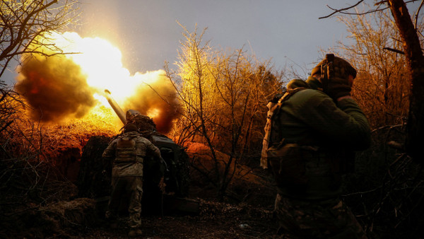 Ukrainische Soldaten beim Abfeuern einer Haubitze im Gebiet Cherson am 12. März