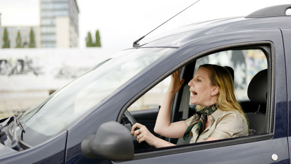 Die anderen hören’s ja nicht: Eine Frau ärgert sich beim Autofahren.