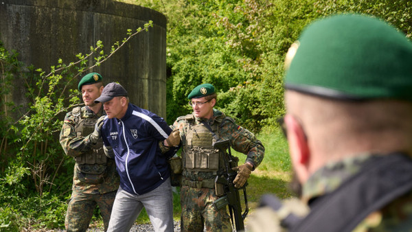 Festnahme eines Eindringlings: Die Obergefreite und ihre Kameraden von der Heimatschutzkompanie Südhessen haben während der Übung einen Unbekannten gestellt.