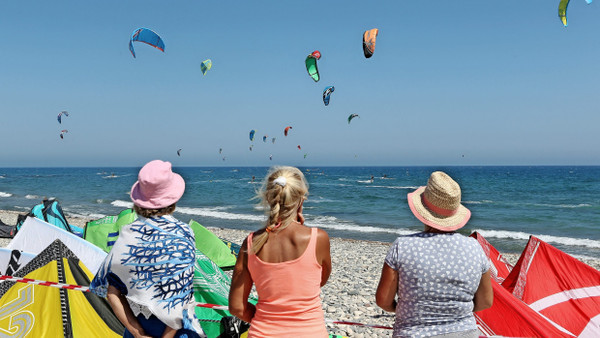 Eine windige Angelegenheit, aber dafür jetzt schon Temperaturen über 20 Grad: Kitesurfer und ihr Publikum auf Zypern
