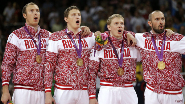Olympia 2012: Das einstige Gold-Team um Taras Khtey (vierter von links) Seite an Seite mit Nikolai Apalikow. Nun unterstützen die beiden gemeinsam mit Sergei Tetjuchin (r.) Putins Krieg an der Front.
