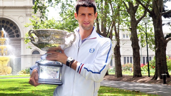 Novak Djokovic (hier 2012) hat nicht nur Augen für den Pokal, sondern auch die Bäume in Melbourne.