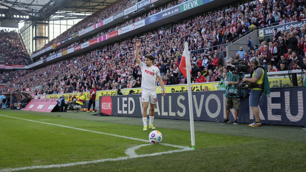 Im Mittelpunkt der Aufmerksamkeit: Max Finkgräfe wird von den Fans des 1. FC Köln bejubelt.