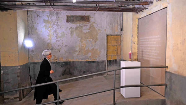 Nach jüdischer Tradition: EZB-Präsidentin Christine Lagarde legt einen Stein auf die Gedenkstele im Keller der ehemaligen Großmarkthalle.