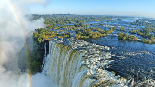 Die größte Wasserwand der Welt: Wie in einen Höllenschlund stürzt sich der Sambesi bei den Victoria Falls in die Tiefe.