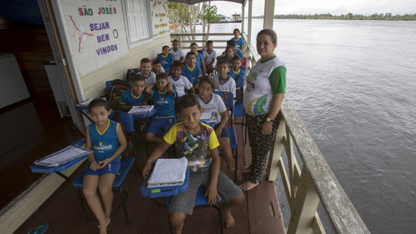 Am Beispiel von Schulen in ärmeren Regionen Brasiliens ließe sich der Vorteil der Patronage zeigen, finden Soziologen. Diese schwimmende Schule befindet sich in der Region Manaus.