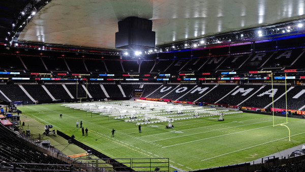 Neuer Rasen, neue Linien, neue Tore: Das Stadion in Frankfurt wird schick gemacht für die NFL.