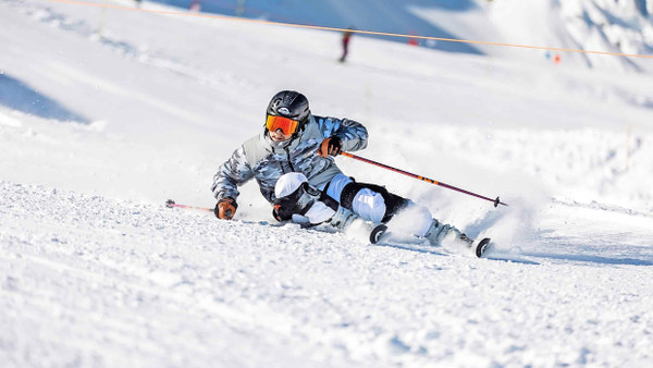 Der Ski-Mojo unterstützt Oberschenkel und entlastet die Knie – auch beim sportlichen Skifahren