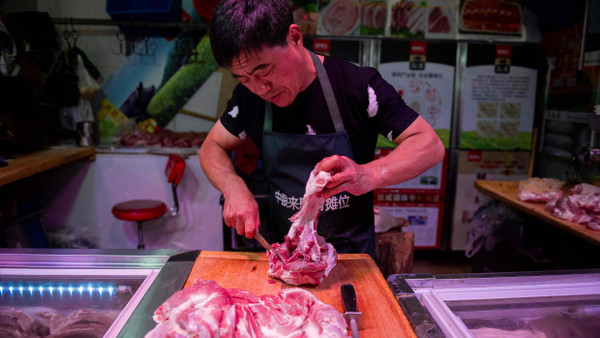 China will die Einfuhrzölle auf 850 Produkte in 2020 senken - auch für importiertes Schweinefleisch.