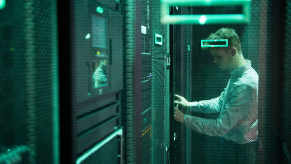 Arbeit an der Vernetzung: ein Mitarbeiter von Hewlett Packard Enterprise im Technologiezentrum in Böblingen