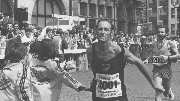 Keine Zeit um anzuhalten: Helfer versorgen die Läufer des ersten Frankfurt-Marathons.