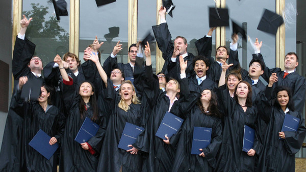 Diese Studenten haben Grund zum Feiern – in dem Fall wegen ihres Abschlusses, zukünftig auch wegen eines höheren Bafögs.