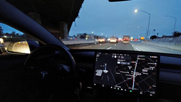 Der Autopilot steuert einen Tesla über einen amerikanischen Highway.