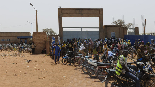 Strassenszene in Ouagadougou, Burkina Faso (März 2024).