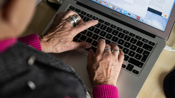 Nicht alle Senioren sind im Internet unterwegs: Rund 15 Prozent der 65- bis 74-Jährigen waren noch nie online.
