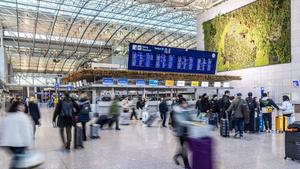 Der Flughafenbetreiber Fraport rechnet im Jahr 2024 mit 61 bis 65 Millionen Passagieren am Flughafen Frankfurt.