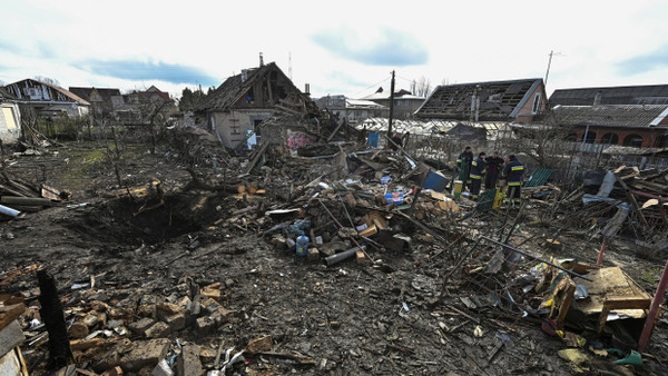 Zerstörte Häuser in der Nähe von Saporischja nach einem russischen Drohnenangriff Ende März.