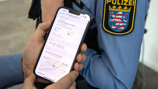 Im Innovation Hub der Polizei Hessen zeigt eine Polizistin eine App, mit der Beamte Anzeigen digital aufnehmen können. Aufgenommen am 15. April 2024 in Frankfurt.