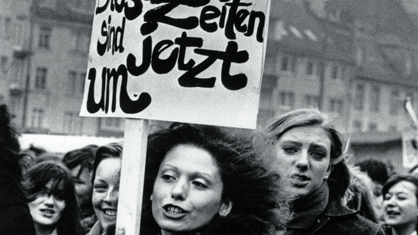 Legt die Transparente nieder! Das kann man diesen Streiterinnen für die Gerechtigkeit immer noch nicht zurufen, denn es gibt die Straflosigkeit der Abtreibung nach wie vor nicht, die sie  am 16. März 1974 in Frankfurt forderten.