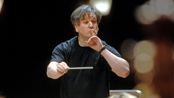 Antonio Pappano dirigiert das Orchestra of Accademia Nazionale of Santa Cecilia of Rome in Bologna.