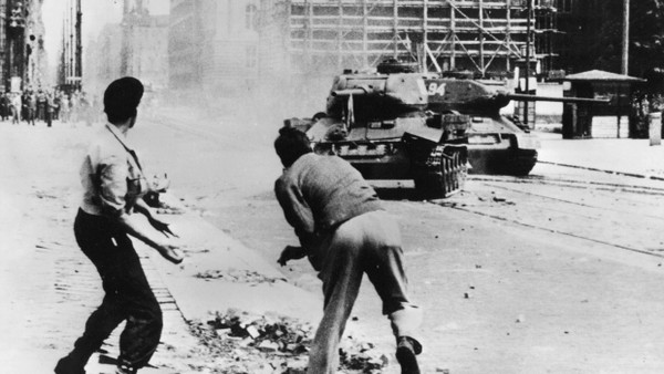 Demonstranten werfen Steine auf einen russischen T-34 Panzer in der Leipziger Strasse in Ost-Berlin am 17. Juni 1953.