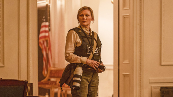 Kriegsreporterin: Kirsten Dunst im Film „Civil War“, der gerade auf Platz 1 der US-Charts ist.