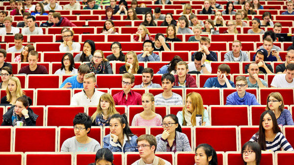 Diese Studenten wirken nicht wirklich gut gelaunt – liegt das am Profesoor oder daran, dass sie kein Bafög erhalten?