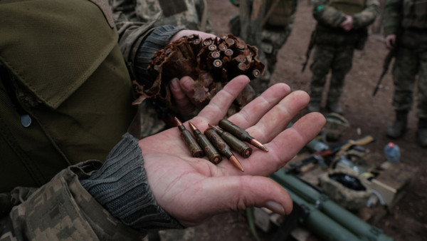 Ein ukrainischer Soldat aus der Region Donezk zeigt seine Munition.