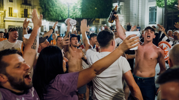 Es ging auch friedlich: Fans von Eintracht Frankfurt und den Glasgow Rangers feierten gemeinsam in der Innenstadt von Sevilla.