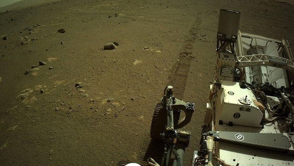 Reifenspuren des Marsmobils im eher grauen Staub des Roten Planeten.