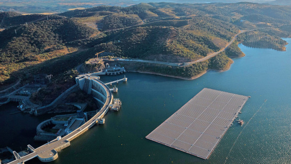 In einem künstlichen See hinter dem Alqueva-Damm in Portugal wurde eine Solarfarm installiert.