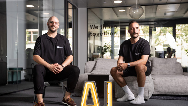 Vordenker: Die Mitgründer der Initiative AI Hub Frankfurt Sebastian Heinz (rechts) und Marcel Isbert im Büro von Statworx.