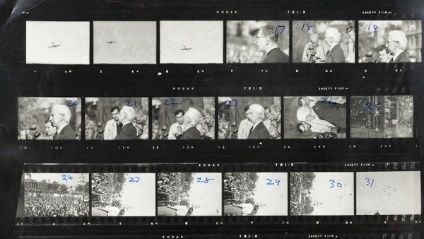 Hörte man auf Bertrand Russell, so brachten die Atombomben die Atmosphäre durcheinander, zuerst die des vernünftigen Gesprächs. Robert Haswell fotografierte ihn am 20. September 1959 für den „Daily Express“ auf dem Trafalgar Square. Vor Russell sprach der anglikanische Geistliche Lewis John Collins.